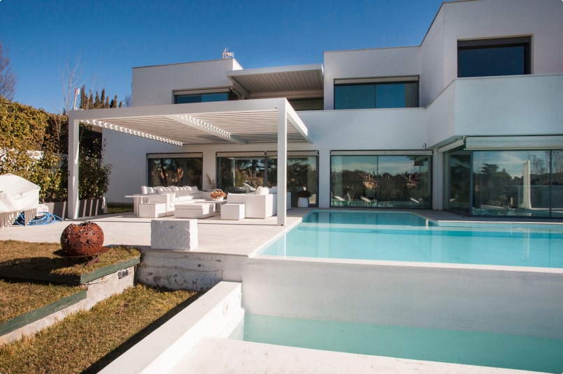 Pérgola Bioclimática blanca en Barcelona Pérgola Bioclimática blanca en Barcelona