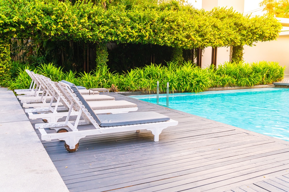 como decorar alrededor de una piscina