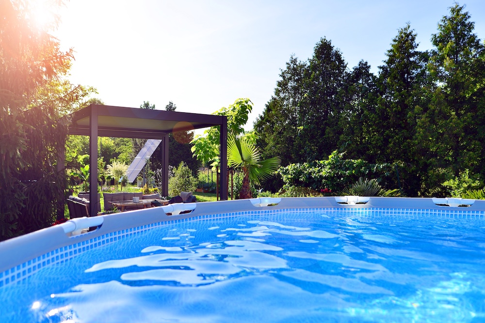 cómo decorar un jardín con piscina