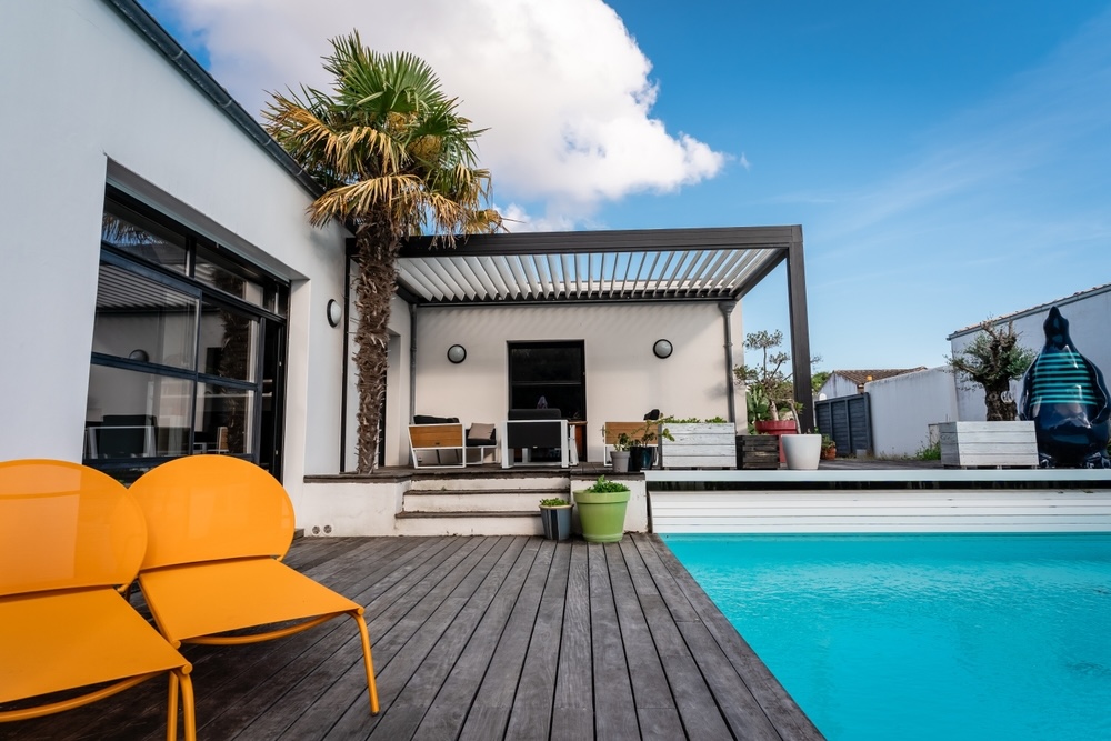 patio de casa con piscina