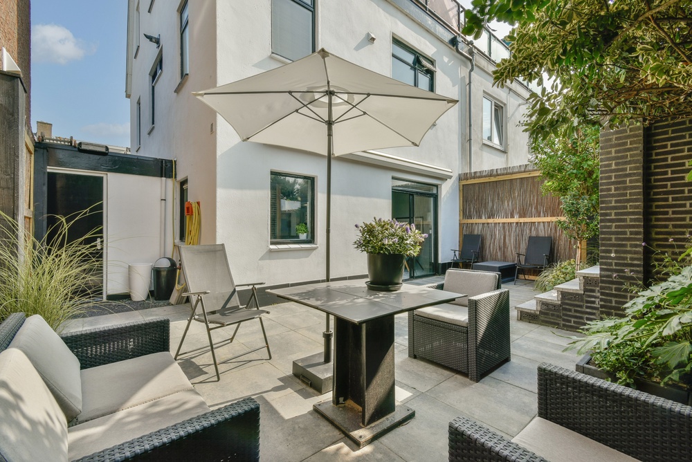 Las claves para decorar un jardin adosado